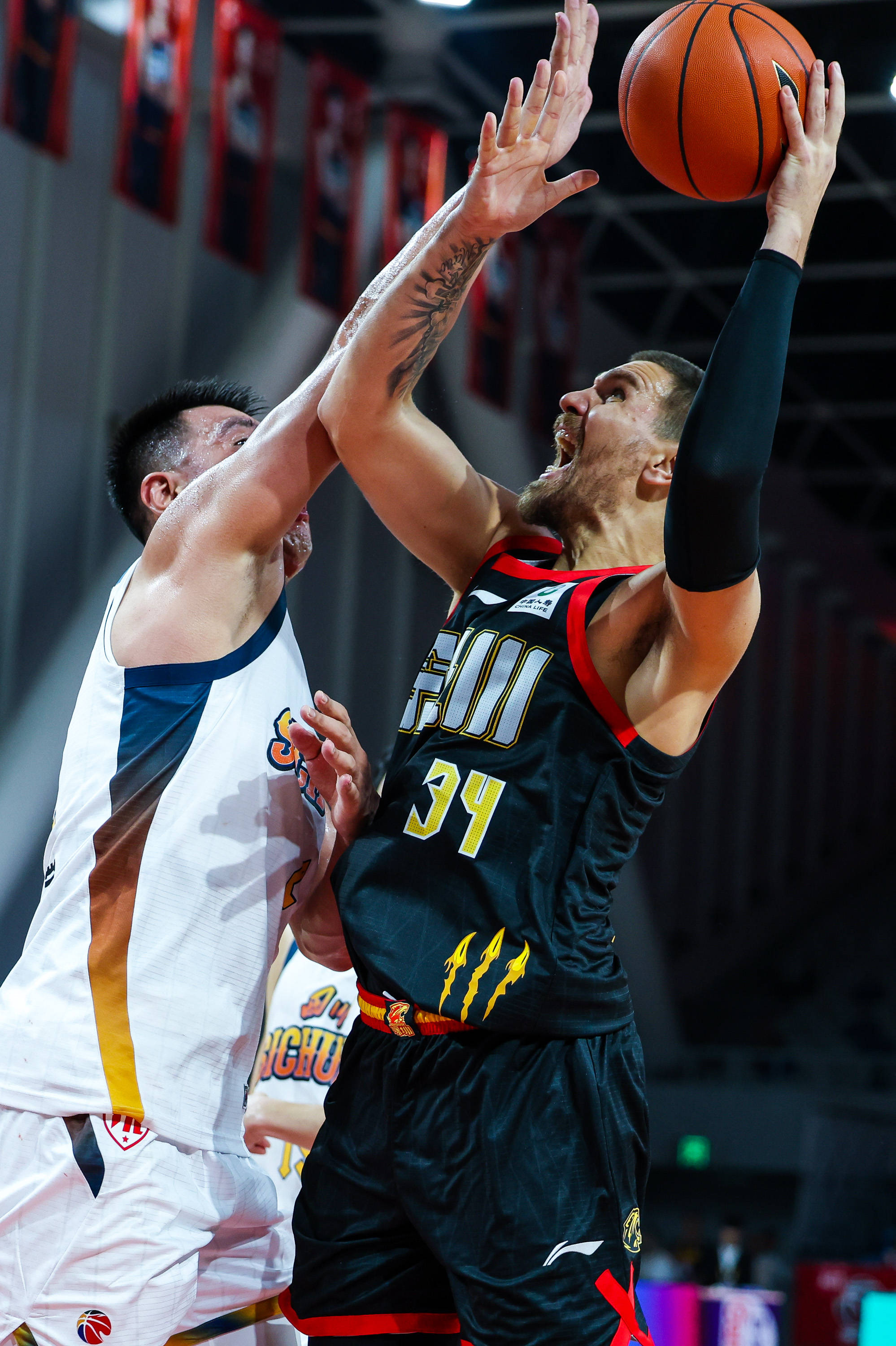 从深圳男篮赛前完成体检到波尔图今晚远射贴柱，赛前犹他爵士官宣签约